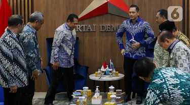 Ketua Majelis Permusyawaratan Rakyat (MPR) RI, Bambang Soesatyo (ketiga kiri) saat melakukan kunjungan kebangsaan di kantor Dewan Pimpinan Pusat (DPP) Partai Demokrat, Jakarta, Selasa (16/7/2024). (Liputan6.com/Herman Zakharia)