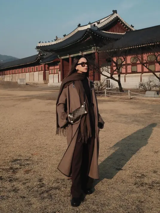 Outfit monokrom Alyssa Daguise ditutupd dengan sling bag Louis Vuitton dan sepatu bots [@alyssadaguise]