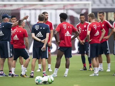 Pelatih Bayern Munchen, Carlo Ancelotti, memberikan arahan kepada anak asuhnya saat latihan di Shanghai, Selasa (18/7/2017). Bayern Munchen akan menghadapi Arsenal pada turnamen pramusim bertajuk International Champions Cup. (AFP/Johannes Eisele)