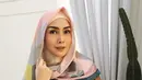 Awal tahun 2018, presenter Fenita Arie memutuskan untuk menutup auratnya. Ia menundur membawakan acara infotainment setelah memutuskan berhijab. (instagram/fenitarie)