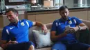 Ilija Spasojevic dan Vladimir Vujovic bermain handphone saat berada di hotel jelang laga final Piala Presiden di Stadion Utama Gelora Bung Karno. (Bola.com/Vitalis Yogi Trisna)