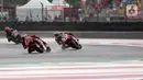 Pembalap Ducati Lenovo Team, Jack Miller (tengah) beradu kecepatan dengan Johann Zarco (Pramac Racing) di lintasan Pertamina Mandalika International Street Sirkuit, Nusa Tenggara Barat, Minggu (20/3/2022). (Liputan6.com/Helmi Fithriansyah)
