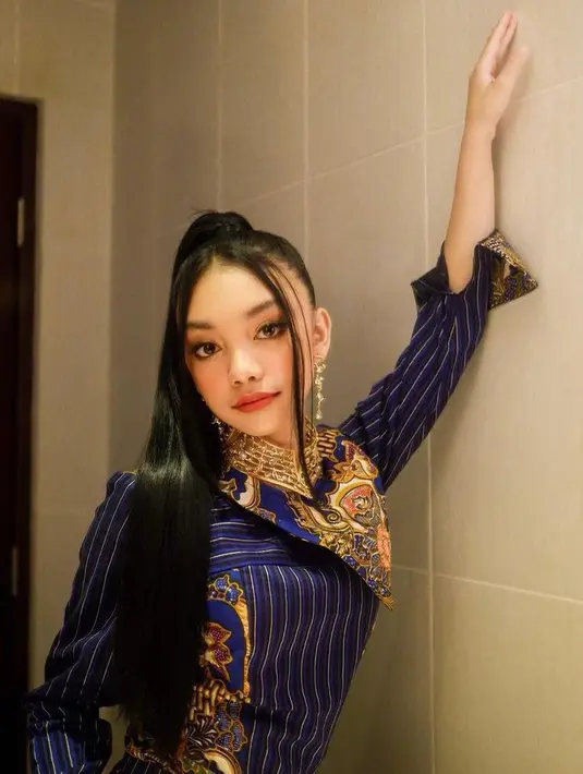 Gaya rambut sleek yang dikuncir tinggi atau high ponytail ini juga tak kalah menarik, cantik bak Ariana Grande! (Instagram/naura.ayu).