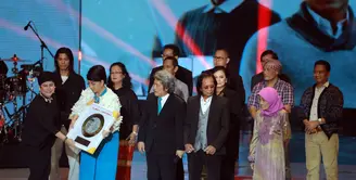 Dalam konser The Biggest Concert Noah bertajuk 'Sings Legends' juga diisi dengan pemberian penghargaan pada penyanyi yang telah melegenda.  (Adrian Putra/Bintang.com)