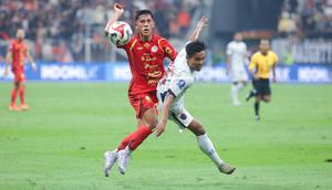 Pemain Persija Jakarta,&nbsp;Eksel Runtukahu (kiri) berduel dengan pemain Persita Tangerang, Mario Jardel&nbsp;pada pertandingan pekan perdana BRI Super League 2025/2026 di Jakarta International Stadium, Minggu (10/8/2025). (Bola.com/M. Iqbal Ichsan)