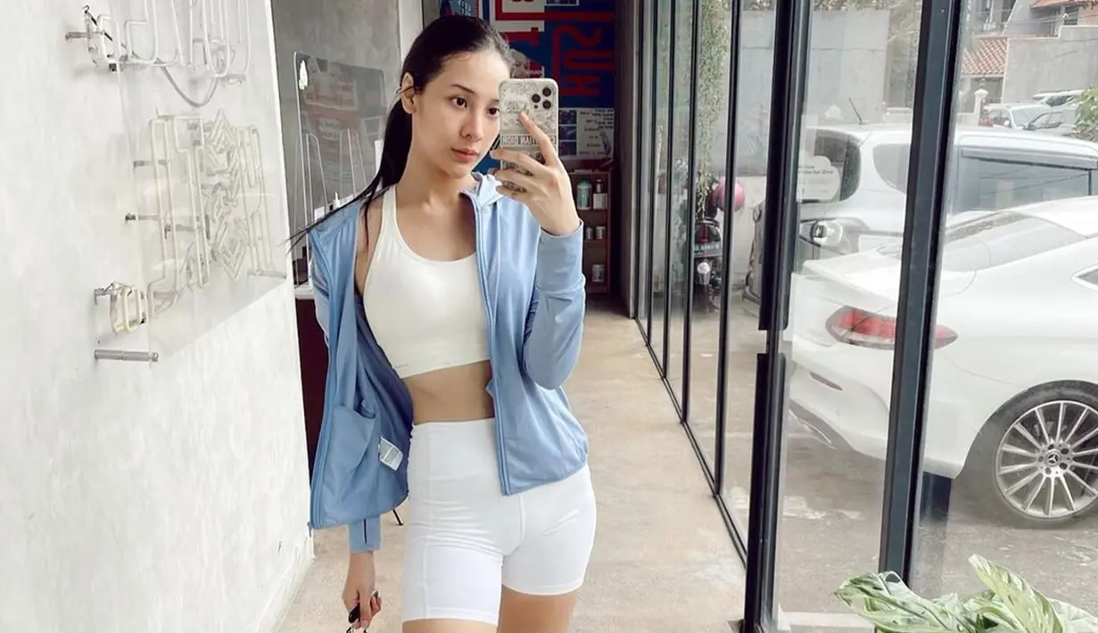 Gaya sporty Anya Geraldine dengan busana putih ini tak lepas dari perhatian netizen. Dirinya pun memilih memadukan busana sporty putihnya dengan jaket berwarna biru muda. (Liputan6.com/IG/@anyageraldine)