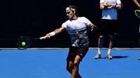 Petenis asal Swiss, Roger Federer, akan bertemu dua petenis kualifikasi pada dua babak awal Australia Terbuka 2017. (Ben Solomon/Tennis Australia)