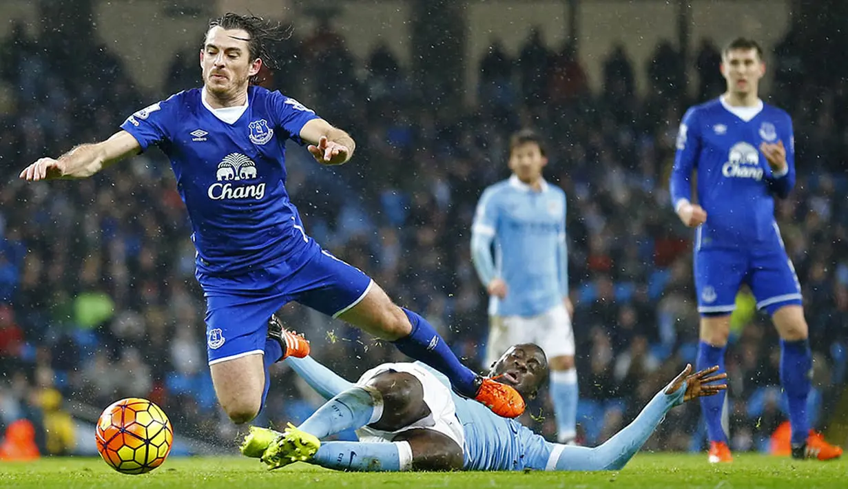 Gelandang, Manchester City, Yaya Toure, menekel bek sayap Everton, Leighton Baines, pada laga Liga Premier Inggris di Stadion Etihad, Inggris, Kamis (13/1/2016). Kedua tim bermain imbang 0-0. (Reuters/Darren Staples)