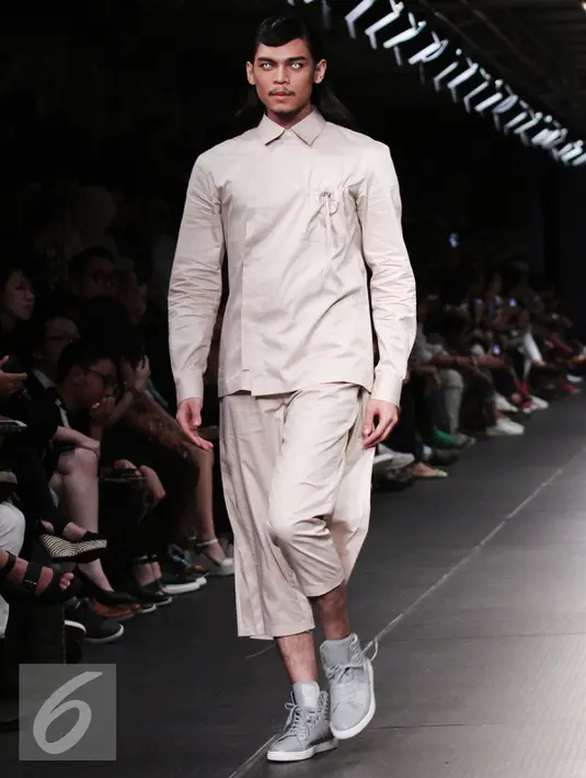 Model mengenakan busana karya Danjyo Hiyojo dalam ajang Men Fashion Week 2015 di Plaza Indonesia, Jakarta, Sabtu (19/9/2015). Para model menggunakan lensa mata yang membuat mereka terlihat unik. (Liputan6.com/Angga Yuniar)