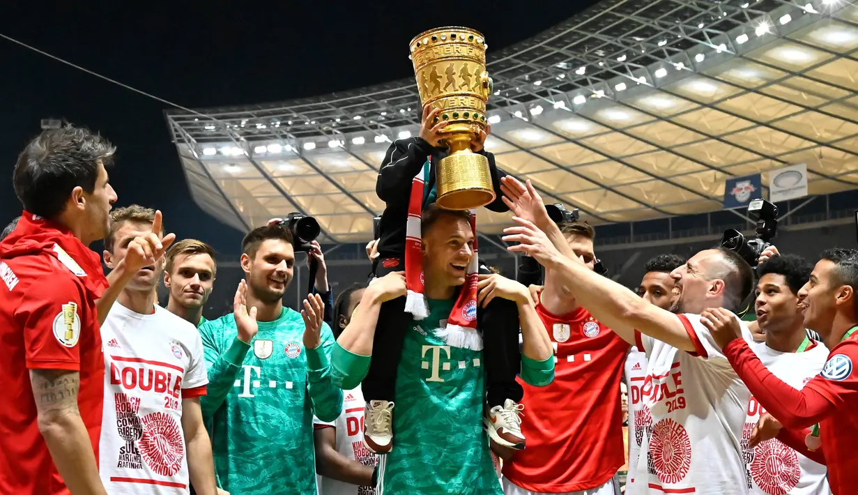 Para pemain Bayern Munchen merayakan gelar juara DFB Pokal setelah mengalahkan RB Leipzig di Stadion Olympic, Berlin, Sabtu (25/5). Munchen menang 3-0 atas Leipzig. (AFP/Tobias Schwarz)