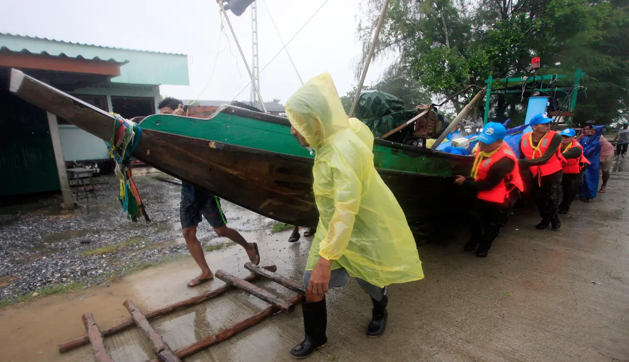 Nelayan memindahkan kapal sebelum Badai Tropis Pabuk mendekat di Pak Phanang, di Nakhon Si Thammarat, Thailand (4/1). Badai akan melanda bagian selatan Thailand dengan hujan lebat, angin, dan gelombang setinggi tujuh meter. (AP Photo/Sumeth Panpetch)