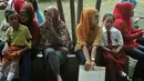 Sejumlah orangtua menemani anaknya sebelum masuk kelas di SDN Manggarai 17 Pagi, Jakarta, Senin (18/7). Para orangtua terlihat ramai datang ke sekolah mengantar anaknya pada hari pertama masuk sekolah tahun ajaran 2016/2017. (Liputan6.com/Johan Tallo)