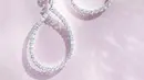 Untuk perhiasan yang bernuansa edgy dan tak biasa, Chopard memiliki koleksi Haute Joaillerie, anting-anting dengan desain ukuran yang besar. Foto: Chopard.