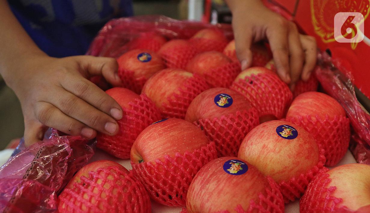 Suasana aktivitas sentra buah di Pasar Induk Kramat Jati, Jakarta, Selasa (28/1/2020). Kementerian Pertanian memperketat pintu masuk untuk impor beberapa jenis makanan, termasuk buah-buahan melalui penerapan biosecurity untuk mencegah penyebaran Virus Corona. (Liputan6.com/Herman Zakharia)