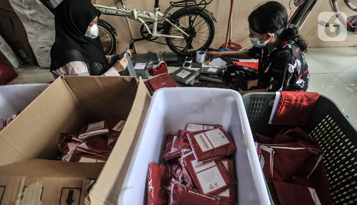 Pekerja mengemas bendera Merah Putih untuk dikirim melalui jasa kurir di industri rumahan benderaindonesia.com, Jakarta, Selasa (3/8/2021). Menjelang Hari Kemerdekaan RI penjualan bendera Merah Putih dan pernak pernik 17 Agustus-an via online meningkat hingga 50 persen. (merdeka.com/Iqbal S Nugroho)