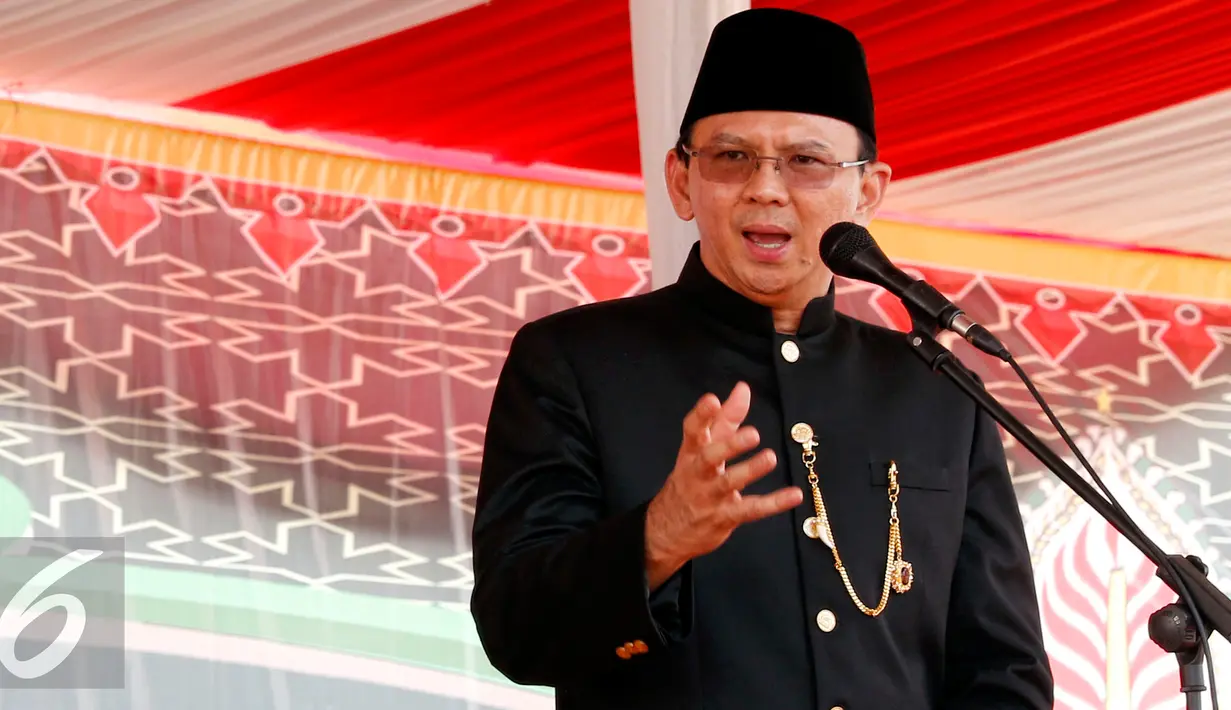 Gubernur DKI Jakarta Basuki Tjahaja Purnama memberikan sambutan di acara Lebaran Betawi, Jakarta, Minggu (23/8/2015). (Liputan6.com/Yoppy Renato)