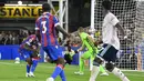 Marc Guehi. Jika Gabriel Martinelli menjadi pencetak gol pertama di Liga Inggris musim 2022/2023, maka di laga yang sama antara Crystal Palace menghadapi Arsenal sebagai laga pembuka Liga Inggris musim ini juga melahirkan gol bunuh diri pertama. Sang pelakunya adalah Marc Guehi (kiri), bek tengah Crystal Palace asal Inggris berusia 22 tahun yang memasukkan gol ke gawangnya sendiri pada menit ke-85 saat timnya tertinggal 0-1. Gol bunuh dirinya seakan menjadi penentu kekalahan The Eagles yang telah kehabisan waktu untuk mengejar defisit 2 gol. (AFP/Justin Tallis)