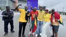 Sejumlah suporter Timnas Ghana berpose sambil membawa bendera negaranya di luar Gillette Stadium, Foxborough, Boston, AS, Senin (23/6/2026). Mereka menunjukkan antusiasme tinggi menjelang laga fase grup Piala Dunia 2026 antara Inggris dan Ghana. (KLY Sports/Hery Kurniawan)