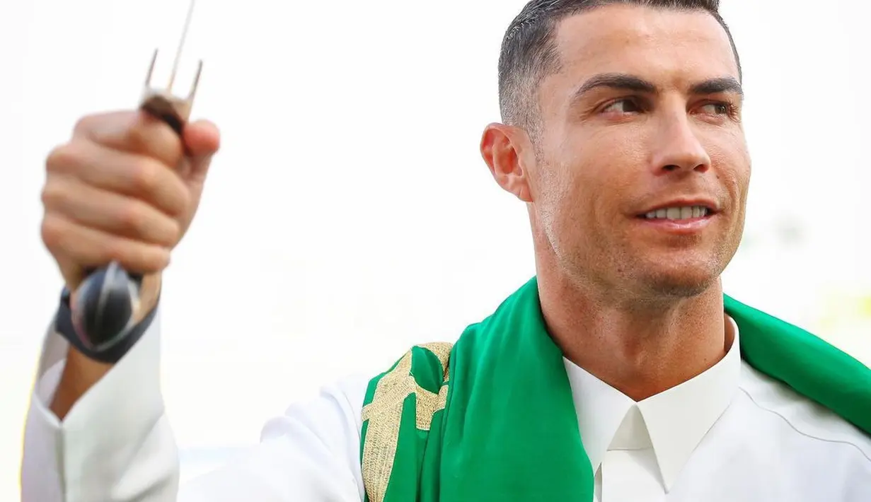 Sementara, ia juga mengenakan outfit serba putih dengan bendera Arab Saudi yang merangkul pundaknya [instagram/alnassr_fc]