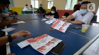 Petugas KPPS melakukan penghitungan suara di TPS 36 Perumahan Griya Pamulang 2, Tangerang Selatan, Rabu (9/12/2020). Sebanyak 976.019 orang terdaftar dalam Daftar Pemilih Tetap (DPT) pada Pilkada Tangsel 2020 yang diikuti tiga pasang calon Wali Kota dan Wakil Wali Kota (merdeka.com/Dwi Narwoko)