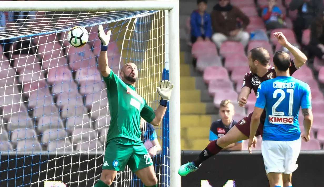 Bek Torino Lorenzo De Silvestri melakukan sundulan yang berhasil membuahkan gol saat bertandang ke kandang Napoli dalam pertandingan Liga Italia di San Paolo Comunal Stadium (6/5). (AFP/Andreas Solaro)