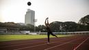 Pelari Indonesia, Emilia Nova, melempar bola saat pemusatan latihan di Stadion Madya Senayan, Jakarta, Kamis (2/8/2018). Pemusatan latihan ini merupakan persiapan jelang Asian Games XVIII. (Bola.com/Vitalis Yogi Trisna)