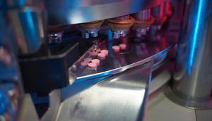 Pabrik obat PT Phapros Tbk (PEHA). Perusahaan mencetak laba bersih Rp 27,44 miliar sepanjang 2025, naik 109%.