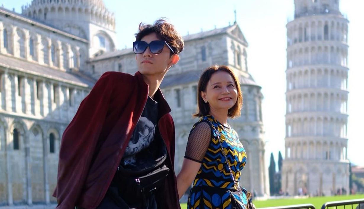 Rossa terbilang begitu dekat dengan putra semata wayangnya, Rizky Langit Ramadhan. Bahkan, dirinya kerap mengunggah momen dengan sang anak di media sosial. (Liputan6.com/IG/@itsrossa910)