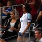 Istri striker Jamie Vardy, Rebekah, menyaksikan laga Inggris melawan Islandia di Piala Eropa 2016. (AFP/Paul Ellis)