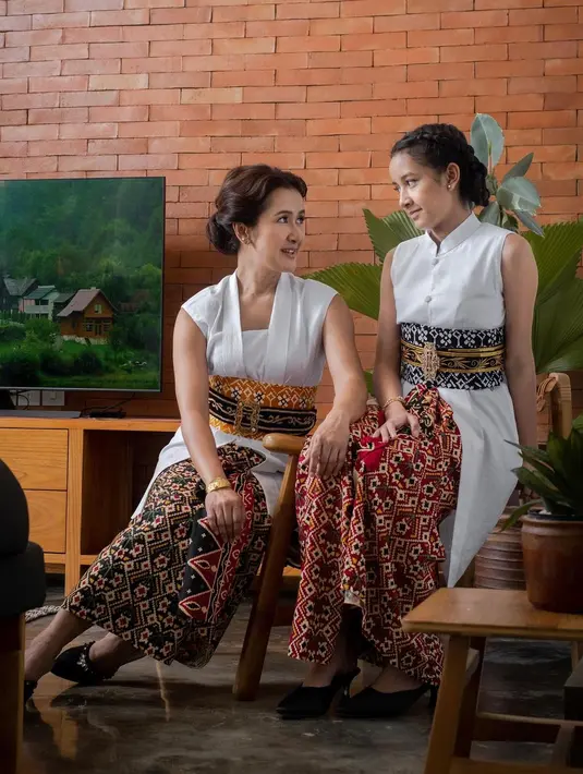 Melalui akun Instagram Widi Mulia, ia sering tampak berpose bersama sang ibu. Tidak hanya bergaya mirip dengan outfit serupa, tapi parasnya semakin memesona sebagai perempuan Jawa. Foto: Instagram.