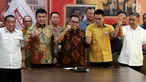 Ketua DPD Partai Hanura Sumatera Barat Marlis (tengah), pengurus DPD lainnya foto bersama usai menyampaikan pernyataan sikap mosi tidak percaya kepada Oesman Sapta Odang selaku Ketum Partai Hanura, Jakarta Timur, Selasa (16/1). (Liputan6.com/Johan Tallo)