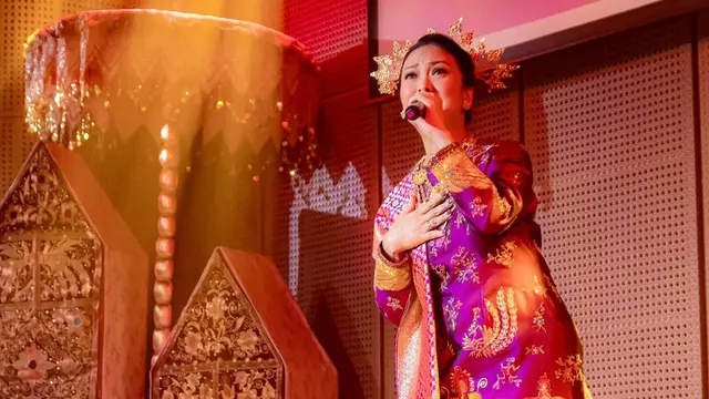 Potret Cantik Nola B3 Pakai Baju Kuruang yang Anggun dalam Konser Kenangan untuk Elly Kasim. (instagram/riafinola)