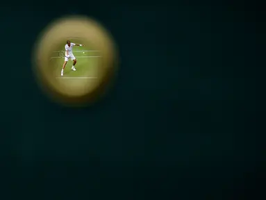 Petenis Republik Ceska, Lukas Rosol, melakukan pemanasan sebelum bertanding melawan petenis Spanyol, Pablo Andujar, di nomor tunggal putra Turnamen Tenis Wimbledon di London, Inggris. (2/7/2015). (Reuters/Toby Melville)