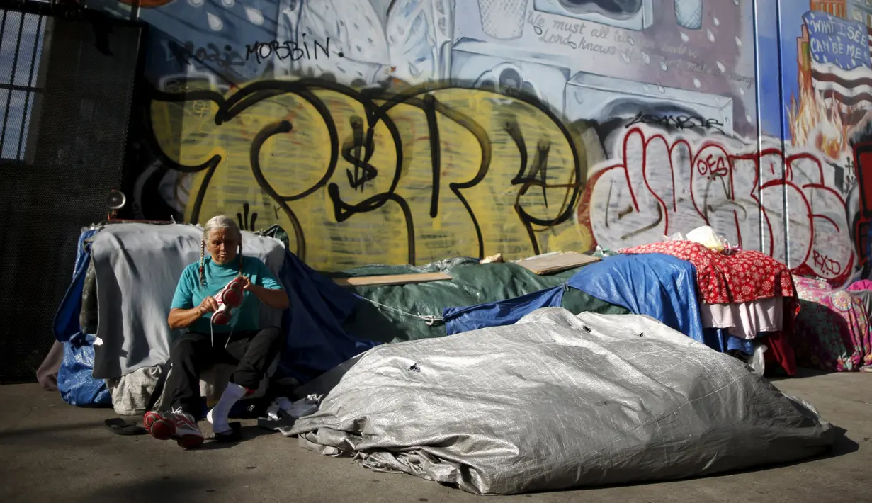 Orang tidur di tenda-tenda di Skid Row, pusat kota Los Angeles, California, AS, Kamis (1/10/2015). Kota Los Angeles menetapkan status darurat terkait makin rumitnya persoalan kaum tunawisma di sana. (REUTERS/Lucy Nicholson)