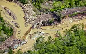 Pemerintah Kabupaten Bener Meriah telah mengumumkan status darurat bencana untuk memobilisasi bantuan dan upaya pemulihan. Tampak dalam foto, sebuah jembatan yang rusak akibat banjir bandang terlihat di Kabupaten Bener Meriah, Provinsi Aceh, pada Kamis 4 Desember 2025. (CHAIDEER MAHYUDDIN/AFP)
