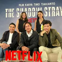 Para aktor, Produser, dan Sutradara film "The Shadow Strays" saat wawancara eksklusif yang diadakan di Mandarin Oriental Hotel, Jakarta (Fimela.com/Dok/Rianti Fitri Wulandari)