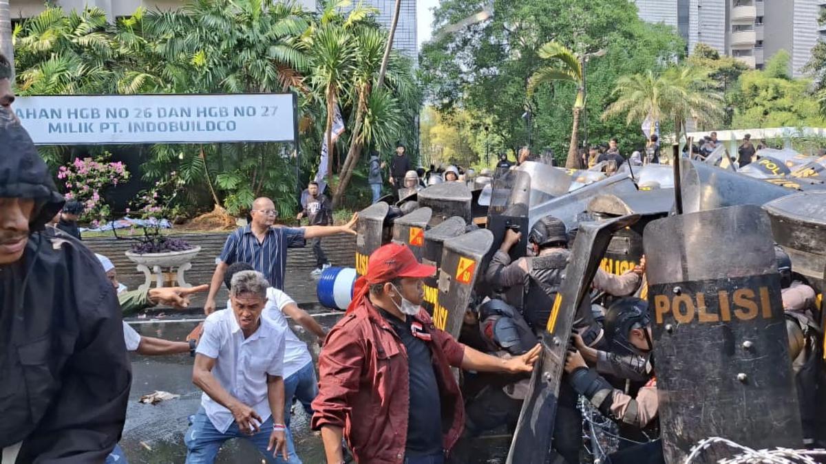 Eksekusi Hotel Sultan Ricuh, 69 Orang Diamankan Polisi