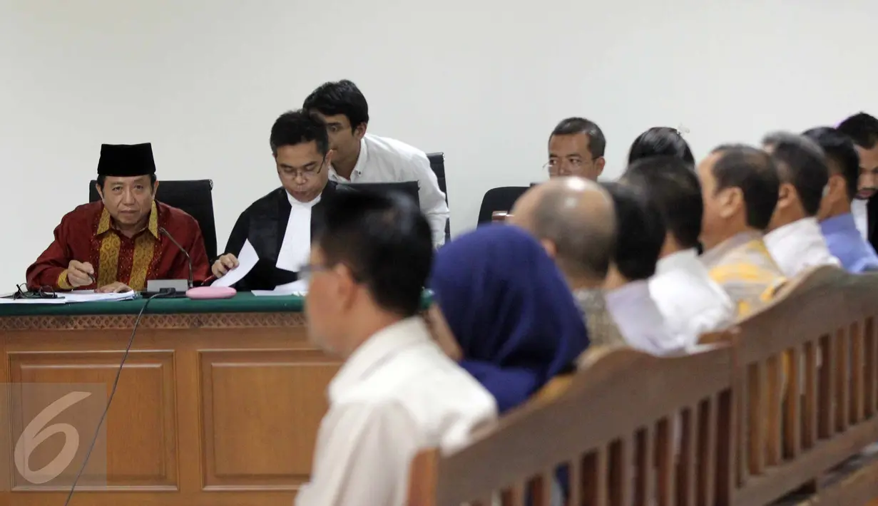 Mantan Sekjen ESDM Waryono Karno saat mendengarkan keterangan 9 orang saksi pada sidang lanjutan di Pengadilan Tipikor, Jakarta, Rabu (24/6/2015). Waryono diduga terlibat dalam kasus korupsi di lingkungan Kementrian ESDM. (Liputan6.com/Helmi Afandi) 