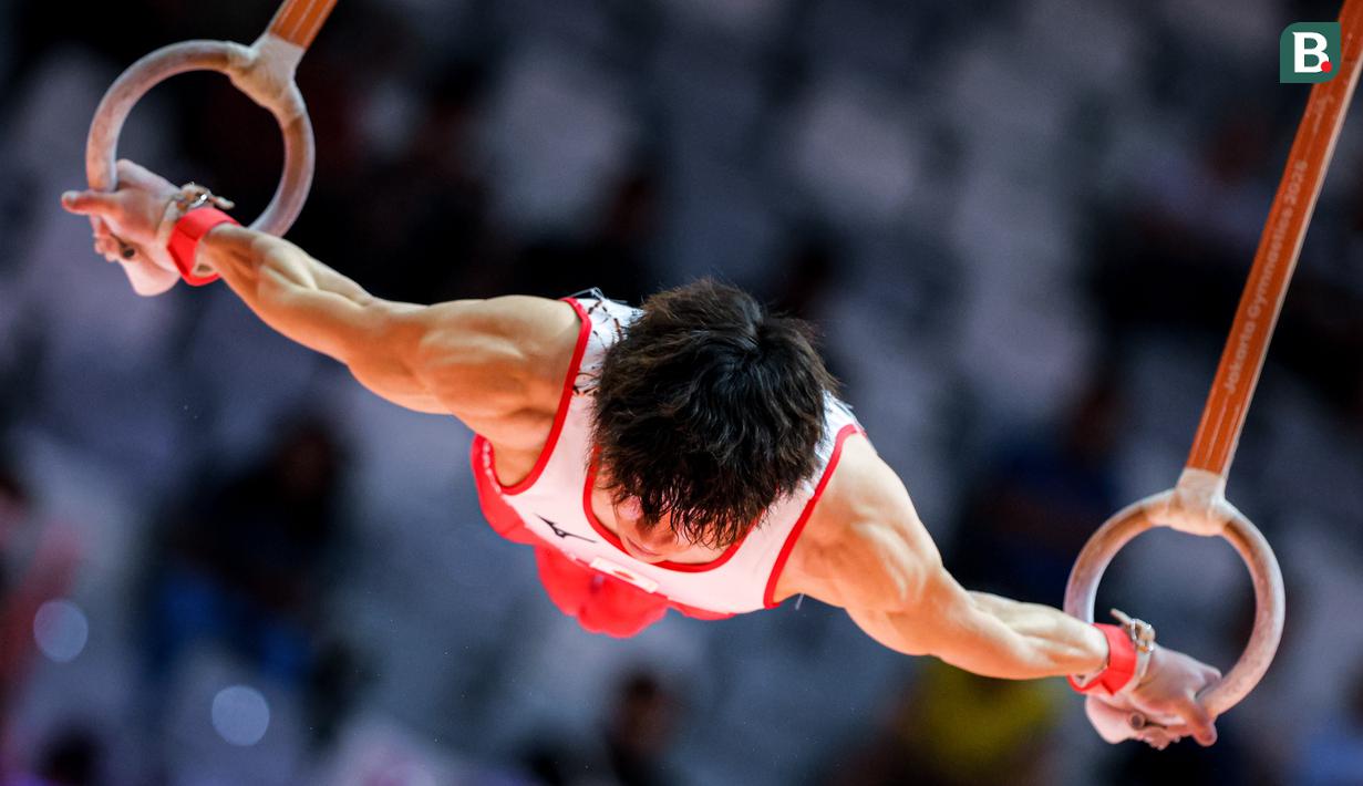 Pesenam putra Jepang, Kiichi Kaneta beraksi dalam nomor gelang-gelang pada babak kualifikasi Kejuaraan Dunia Gimnastik 2025 di Indonesia Arena, Senayan, Jakarta, Minggu (19/10/2025). (Bola.com/Bagaskara Lazuardi)