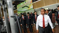 Ketua KONI Pusat, Tono Suratman (baju putih) meninjau fasilitas Fitness Center KONI Pusat di Kawasan Stadion GBK Jakarta, Senin (11/1/2016). Fitness Center diperuntukkan sebagai tempat pemulihan kondisi para atlet. (Liputan6.com/Helmi Fithriansyah)