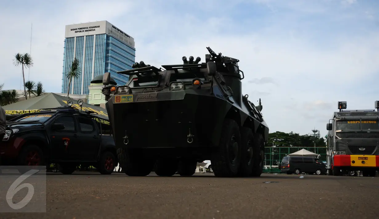 Kendaraan taktis milik TNI AD diperbantukan melakukan pengamanan kawasan gedung DPR RI, Jakarta, Kamis (30/3). Pengamanan terkait isu aksi massa pada 30 dan 31 Maret 2017. (Liputan6.com/Helmi Fithriansyah)