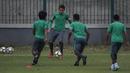 Gelandang Timnas Indonesia, Egy Maulana, mengontrol bola saat latihan di Lapangan ABC Senayan, Jakarta, Jumat (12/1/2018). Latihan ini merupakan persiapan jelang laga melawan Islandia. (Bola.com/Vitalis Yogi Trisna)