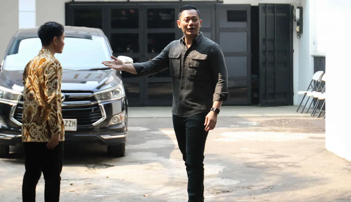 Lalu, mereka juga berjabat tangan. Namun, tidak ada pernyataan disampaikan keduanya kepada publik perihal pertemuan itu. (Liputan6.com/Herman Zakharia)