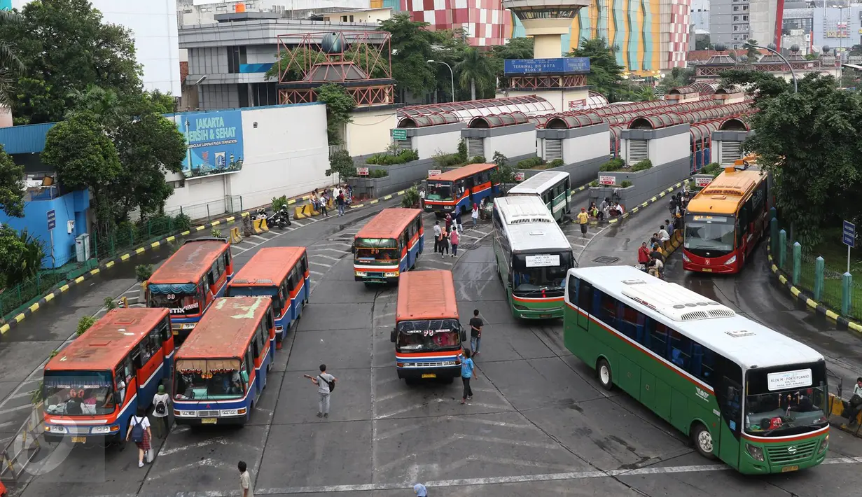 Sejumlah penumpang berjalan di Terminal Blok M, Jakarta, Selasa (1/11). Berdasarkan data Organda DKI Jakarta, hampir 90% dari total sekitar 6.000 angkutan umum bus sedang sudah tidak layak jalan. (Liputan6.com/Immanuel Antonius)