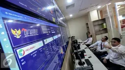 Layar monitor yang menunjukan data dwelling time di kantor pengelola portal INSW, Jakarta, Senin (6/2). Dengan adanya INSW semua tercatat dan termonitor secara online dan memudahkan pelaku usaha dibidang kegiatan ekspor impor. (Liputan6.com/Faizal Fanani)
