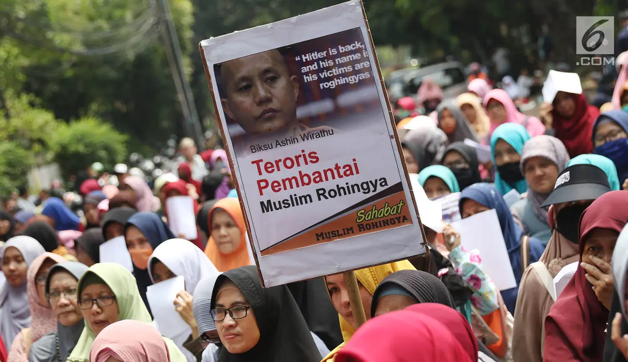 Massa Sahabat Muslim Rohingya membawa poster dalam unjuk rasa di depan Kedubes Myanmar, Jakarta Pusat, Senin (4/9). Sejumlah peserta yang didominasi wanita itu mengutuk kekerasan yang menimpa Muslim Rohingya di Myanmar. (Liputan6.com/Immanuel Antonius)