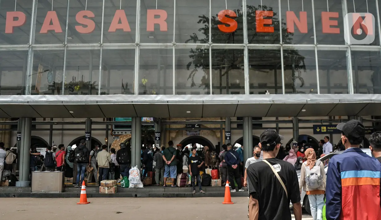 Suasana arus mudik di Stasiun Pasar Senen. (merdeka.com/Iqbal S. Nugroho)