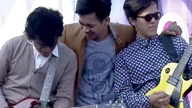 D'Masiv membawakan lagu Semakin dalam acara inBox SCTV (19/08/2014).  