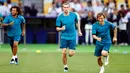 Pemain Real Madrid Marcelo, Gareth Bale, dan Luka Modric melakukan sesi latihan menjelang final Liga Champions di NSC Olimpiyskiy Stadium, Kiev, Jumat (25/5). Final Liga Champions akan mempertemukan Madrid melawan Liverpool. (AP/Matthias Schrader)