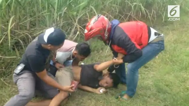 Satuan Anti Narkoba Polres Gunung Sugih Lampung menangkap pengedar sabu yang tengah mengantar pesanannya di kebun tebu